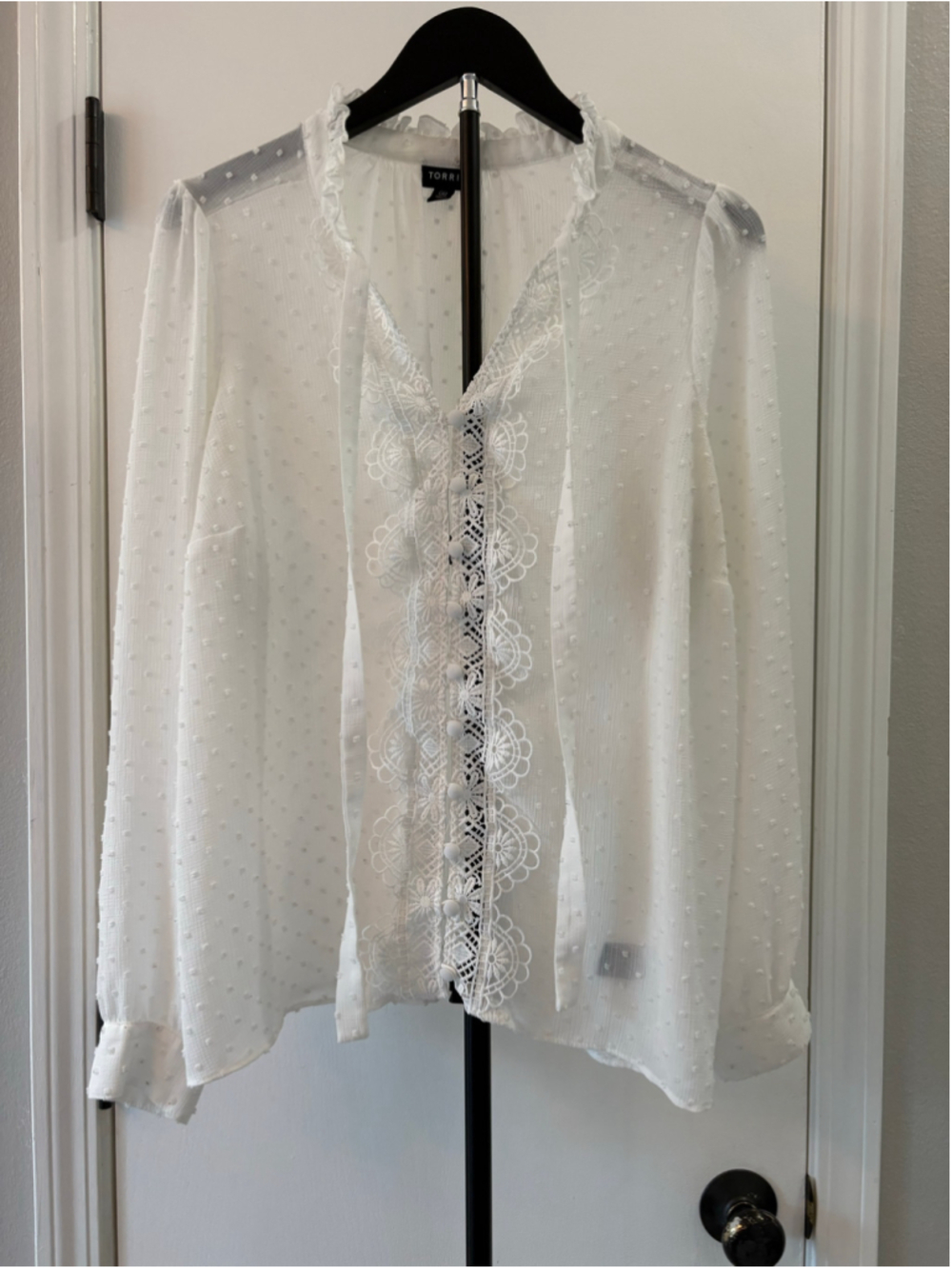 Torrid White Chiffon Clip Dot Lace Trim Ruffle Neck Blouse Top Size 00 M/L